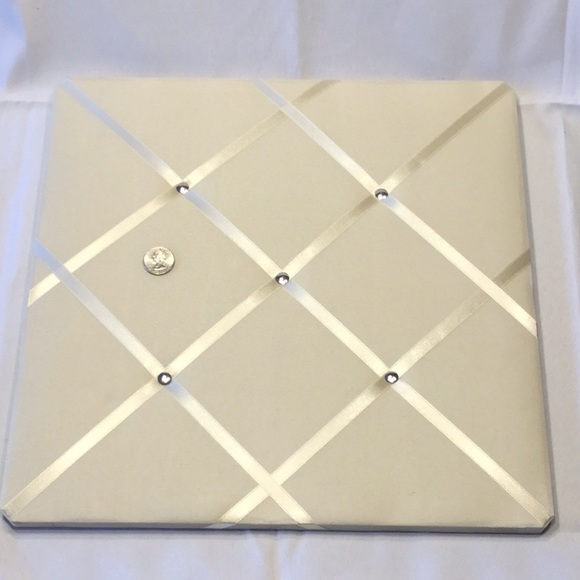 Other - 5/$25 Wall decor in off-white with photo ribbons